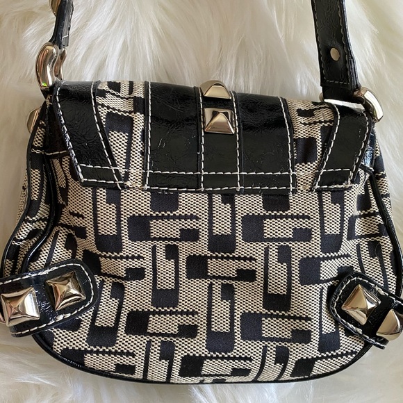 GUESS 💯% Authentic - Picture 9 of 13